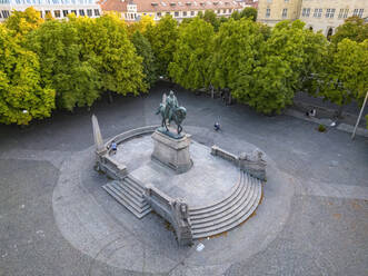 König-Karl-Denkmal vor Bäumen auf dem Karlsplatz, Stuttgart, Deutschland - TAMF03916