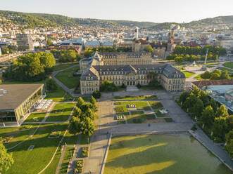 Drohnenansicht des Neuen Schlosses mit Eckensee an einem sonnigen Tag, Stuttgart, Deutschland - TAMF03917