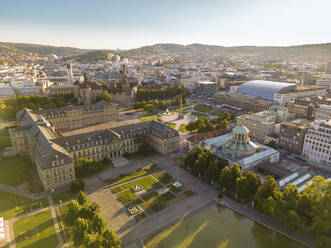 Drohnenansicht des Neuen Schlosses mit Eckensee und altem Schloss in der Stadt, Stuttgart, Deutschland - TAMF03918