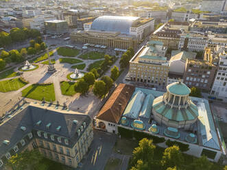 Drohnenansicht des Schlossplatzes in der Stadt, Stuttgart, Deutschland - TAMF03920