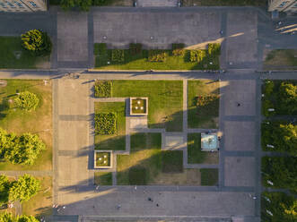 Pflanzen wachsen in einem abstrakten Park an einem sonnigen Tag, Stuttgart, Deutschland - TAMF03921