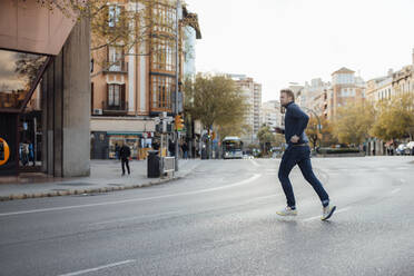 Mann läuft auf der Straße in der Stadt - JOSEF16611