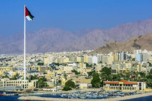 Jordanische Flagge auf einem hohen Mast in der Stadt Aqaba - THAF03190