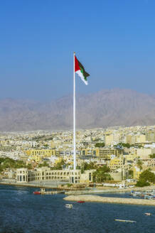 Jordanische Flagge im Hafen von Aqaba an einem sonnigen Tag - THAF03191