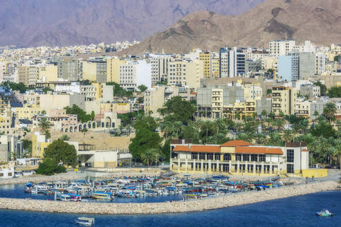 Hafen und Gebäude in Aqaba an einem sonnigen Tag - THAF03192