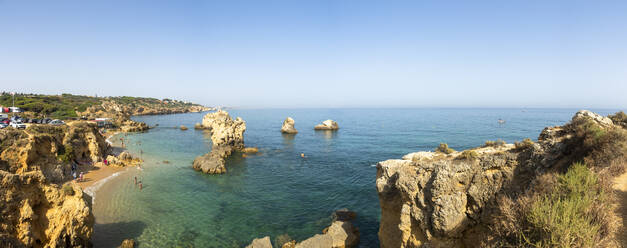 Felsformationen und Meer am Praia Do Castelo an einem sonnigen Tag - AMF09827