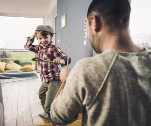 Glücklicher Vater und Sohn spielen zu Hause mit Spachteln - UUF28120