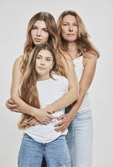 Mutter und Töchter zusammen vor weißem Hintergrund - DHEF00688