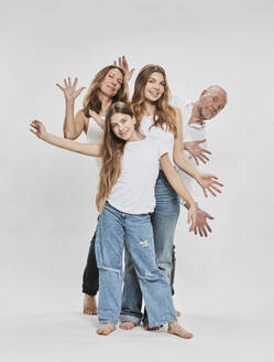 Familie mit Spaß stehen zusammen gegen weißen Hintergrund - DHEF00694