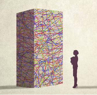 Illustration einer Geschäftsfrau, die vor einem verschlungenen Block steht, der eine komplexe Herausforderung darstellt - GWAF00002