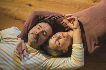 Mann und Frau liegen zu Hause auf dem Boden - JOSEF16683