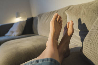 Beine einer Frau auf dem Sofa liegend - JOSEF16783