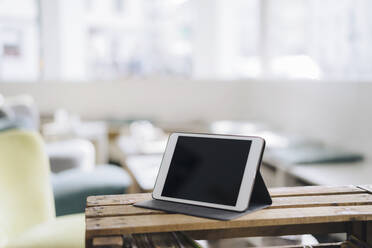 Tablet PC auf dem Tisch im Café - KNSF09655