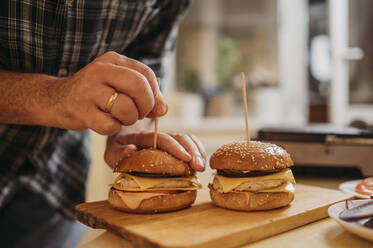 Mann bereitet Burger zu Hause zu - ANAF00969