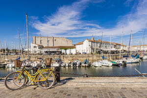 Frankreich, Nouvelle-Aquitaine, Saint-Martin-de-Re, Verschiedene Boote im Stadthafen festgemacht - WDF07238