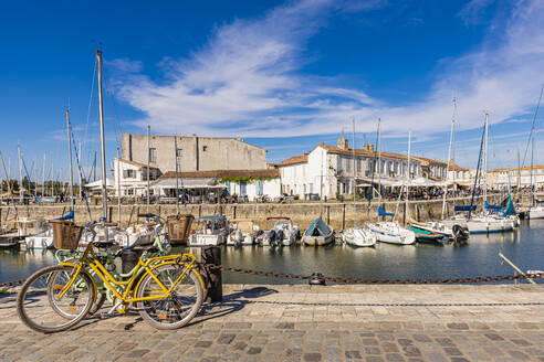 Frankreich, Nouvelle-Aquitaine, Saint-Martin-de-Re, Verschiedene Boote im Stadthafen festgemacht - WDF07238