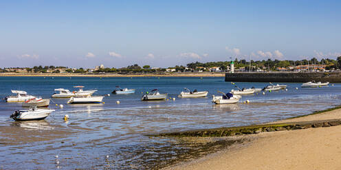 France, Nouvelle-Aquitaine, La Flotte, Panoramic view of boats at edge of beach - WDF07239