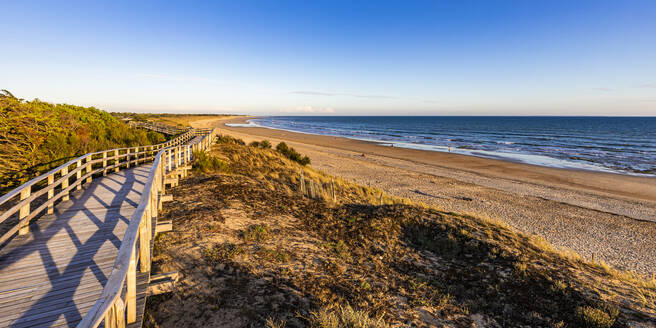 France, Nouvelle-Aquitaine, Le Bois-Plage-en-Re, Panoramic view of empty beachside boardwalk - WDF07241