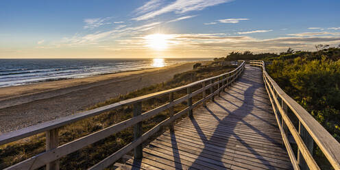 Frankreich, Nouvelle-Aquitaine, Le Bois-Plage-en-Re, Panoramablick auf die leere Strandpromenade bei Sonnenuntergang - WDF07242