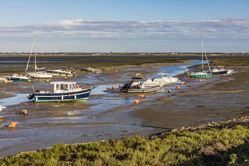 Frankreich, Nouvelle-Aquitaine, Loix, Am Strand zurückgelassene Boote - WDF07244