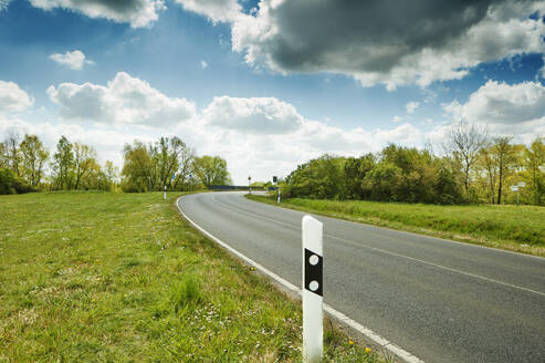 Deutschland, Wolken über leerer Landstraße - KSWF02252