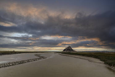 Mont Saint-Michel unter Himmel bei Sonnenuntergang, Normandie, Frankreich - CHPF00875