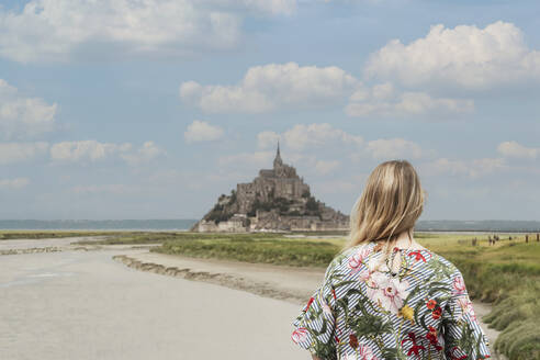 Frau mit Blick auf den Mont Saint-Michel, Normandie, Frankreich - CHPF00880