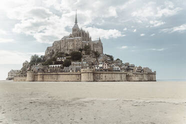 Mont Saint-Michel unter Himmel in der Normandie, Frankreich - CHPF00881