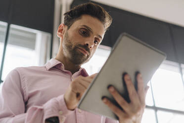 Älterer Geschäftsmann benutzt Tablet-PC im Büro - JOSEF16909