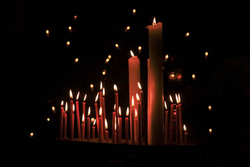Studioaufnahme von rot brennenden Kerzen - JTF02298