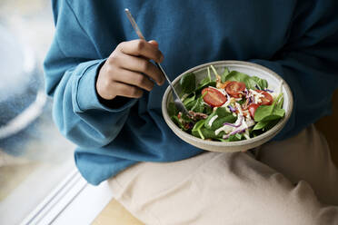 Frau hält Schüssel mit frischem, gesundem Salat - RSKF00087