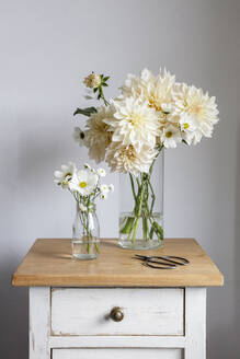 Sträuße aus weißen Blumen der Saison auf dem Nachttisch - EVGF04277