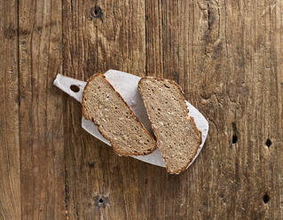 Frisches, selbstgebackenes Brot in Scheiben - KSWF02261