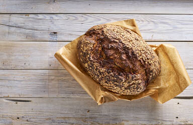 Frisch gebackenes hausgemachtes Brot auf einer Holzunterlage - KSWF02263