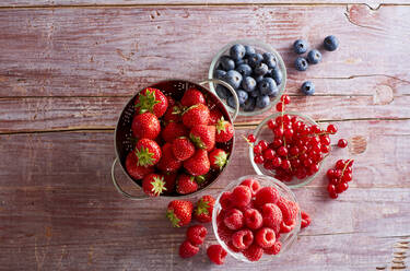 Studio shot of bowls with various berry fruits - KSWF02265