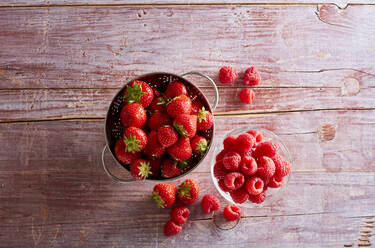Studioaufnahme von Schalen mit frischen Erdbeeren und Himbeeren - KSWF02266