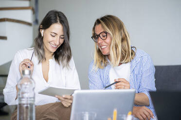 Glückliche Geschäftsfrauen planen eine Strategie für die Arbeit im Home Office - FBAF02007