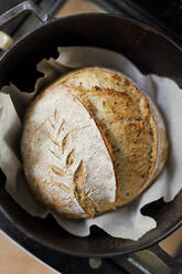 Frisch gebackenes Sauerteigbrot im gusseisernen Kochtopf - ONAF00395