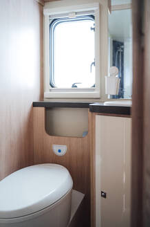 Geschlossene Toilettenschüssel im Badezimmer eines Wohnmobils - PGF01459