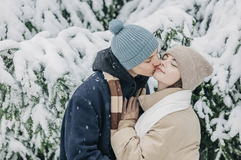 Teenager küsst Freundin im Park im Winter - VSNF00417
