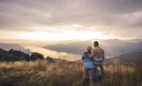 Mature man with woman looking at river - UUF28219