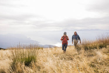 Älterer Mann und Frau wandern auf einem Berg - UUF28227