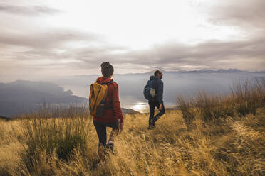 Reife Frau und Mann wandern auf einem Berg - UUF28230