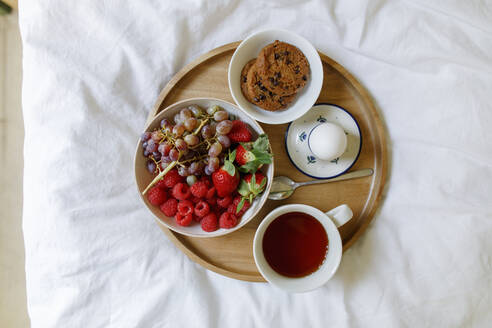 Frühstück auf einem Holztablett im Bett zu Hause - TYF00698