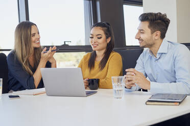 Geschäftskollegen diskutieren in einer Besprechung am Arbeitsplatz - BSZF02081