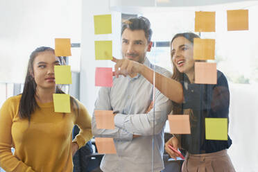 Geschäftsfrau führt Brainstorming-Sitzung mit Kollegen im Büro durch - BSZF02099