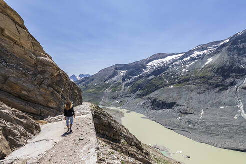 Österreich, Kärnten, Wanderin auf Gamsgrubenweg mit Sandersee im Hintergrund - FOF13413