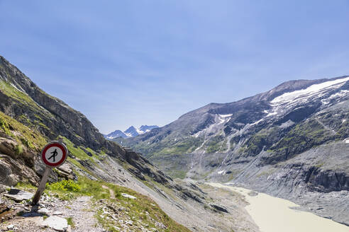 Österreich, Kärnten, Wanderwegweiser vor dem Pasterze-Gletscher - FOF13415