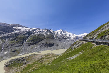 Austria, Carinthia, View of Sandersee lake and Pasterze glacier - FOF13416