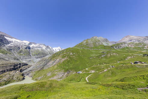 Österreich, Salzburg, Großglockner Hochalpenstraße und umliegende Landschaft im Sommer - FOF13432